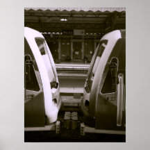 Nahe Aufnahme von zwei Zügen auf Bahnhofsplattform