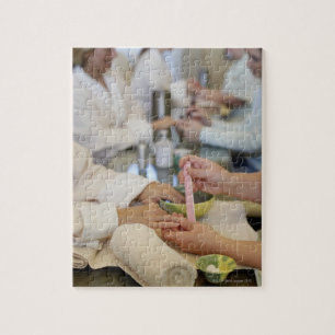 Nahe Hand einer Frau, die eine Maniküre bekommt Puzzle