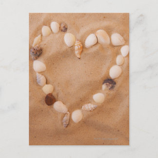 Nahe Herzform aus Muscheln auf Sand Postkarte