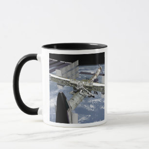Nahe hohe Ansicht des Shuttles angekoppelt Tasse