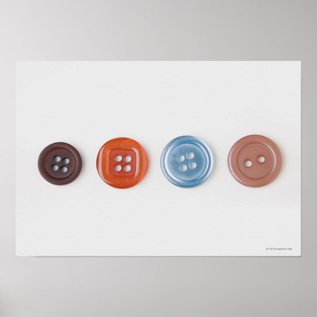 Nahe Knöpfe Poster (Vorne)
