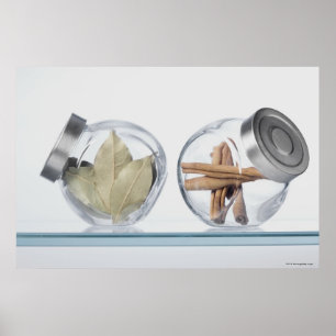 Nahe Kräuter in zwei Gläsern Poster
