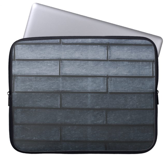 Nahe Mauer aus grauem Backstein Laptopschutzhülle (Vorderseite)
