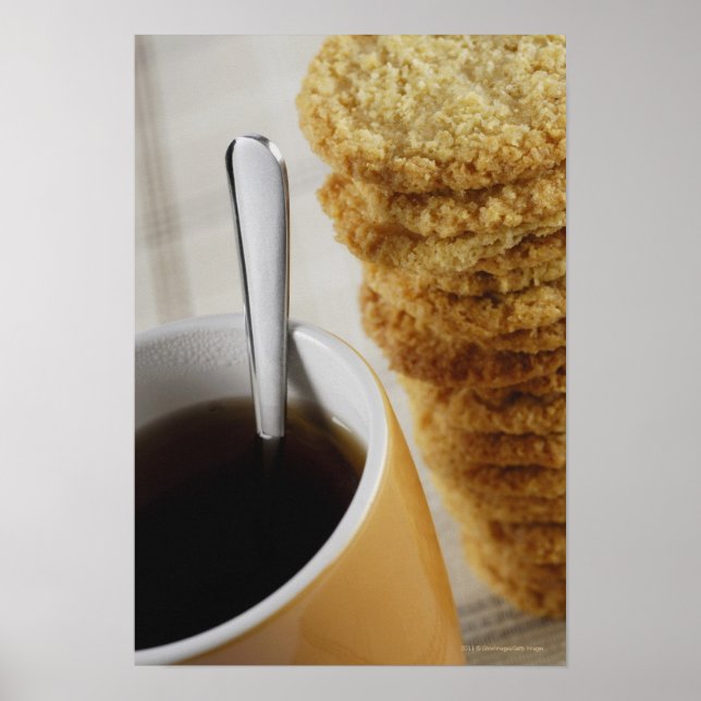 Nahe Tasse Kaffee mit Keksen Poster (Vorne)