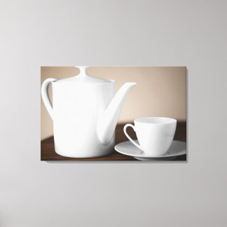 Nahe Tasse und Untertasse mit Teekessel Leinwanddruck