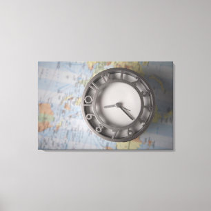 Nahe Uhr vor einer Karte Leinwanddruck