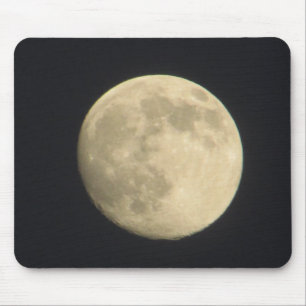 Nahe Vollmond im nächtlichen Himmel Mousepad
