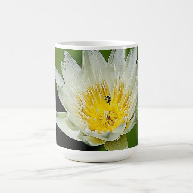 Nahe White Water Lily Blume und Biene Tasse (Mittel)