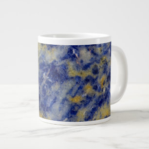 Nahen aus einer blauen Sodalite Jumbo-Tasse
