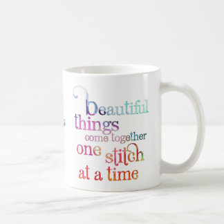 Nähen von Stickereiknitting Kaffeetasse