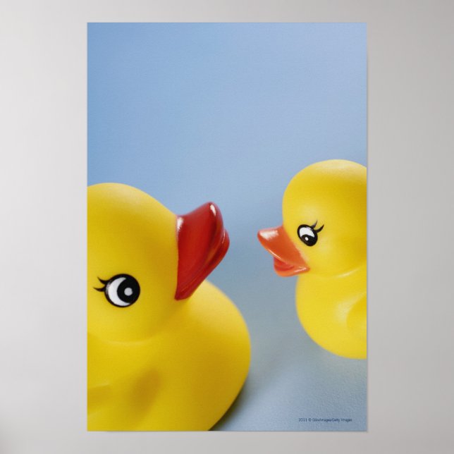 Nahen von zwei Gummienten Poster (Vorne)