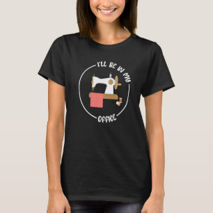 Nähen werde ich in meinem Büro Nähmaschine sein T-Shirt