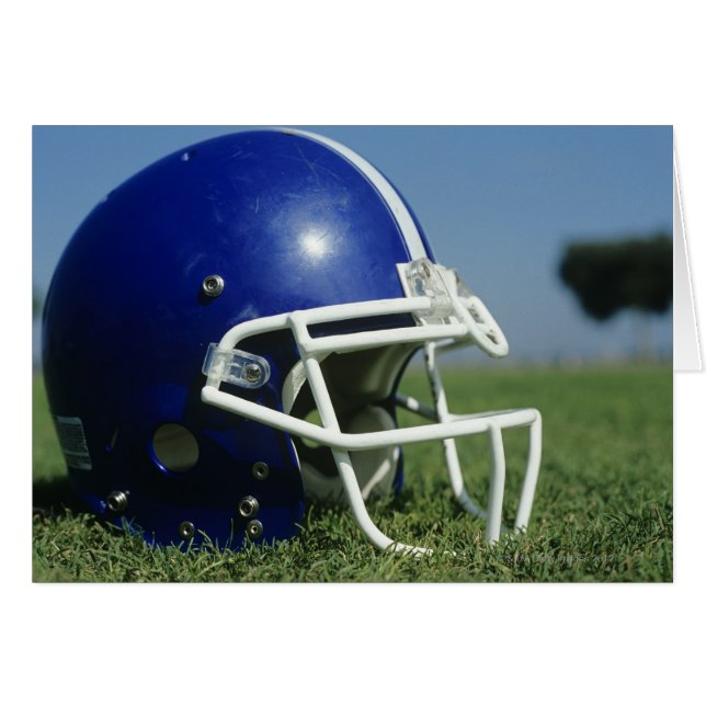 Naher amerikanischer Fußballhelm im Gras (Vorderseite (Horizontal))