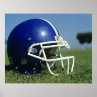 Naher amerikanischer Fußballhelm im Gras