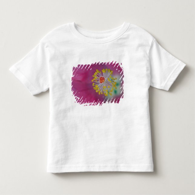 Naher Aufbau von Hibiskus-Blume-Stamen, Hibiskus Kleinkind T-shirt (Vorderseite)