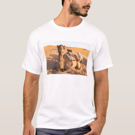 Naher Aufstieg auf Camel in der Oman-Wüste T-Shirt