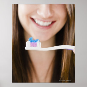 Naher Betrieb einer lächelnden jungen Frau Poster