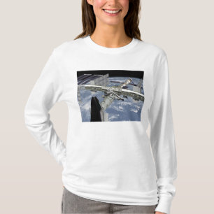 Naher Blick auf das angedockte Shuttle T-Shirt