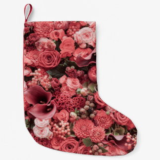 Naher, blumengeschmückter abstrakter Hintergrund. Kleiner Weihnachtsstrumpf