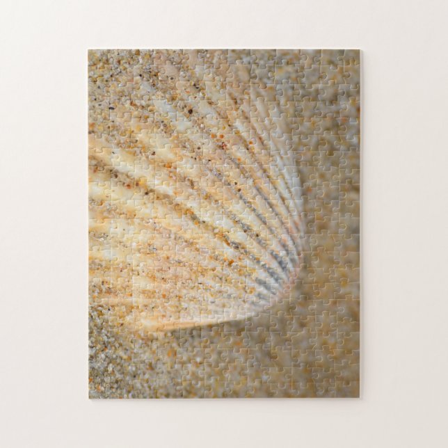Naher Cockle SeaShell im Sand am Strand Puzzle (Vertikal)
