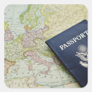 Naher Reisepass auf europäischer Karte Quadratischer Aufkleber