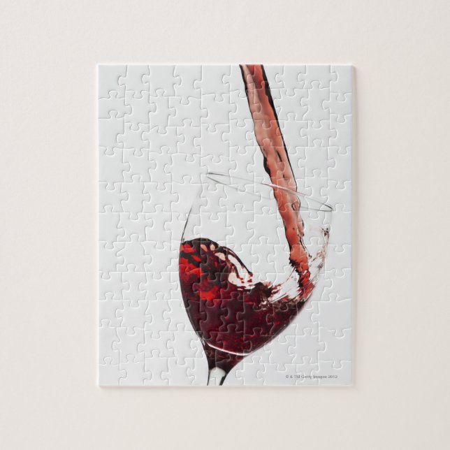 Naher Rotwein, der in Glas auf Puzzle (Vertikal)