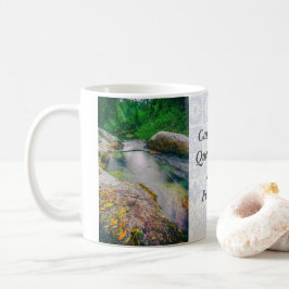 Naher Wasserfall des Teiches Kaffeetasse