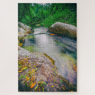 Naher Wasserfall des Teiches Puzzle