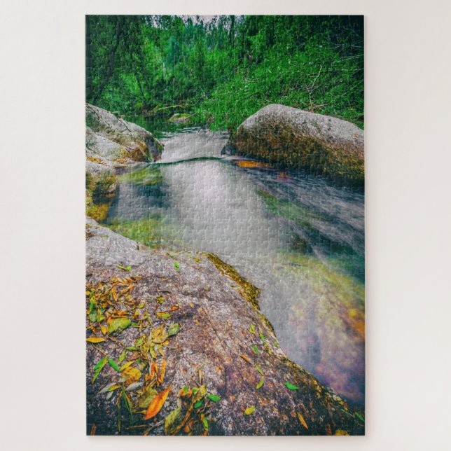 Naher Wasserfall des Teiches Puzzle (Vertikal)