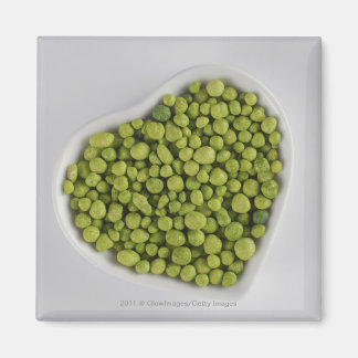 Nahes Anziehen von grünen Kies in einer Herzform Magnet