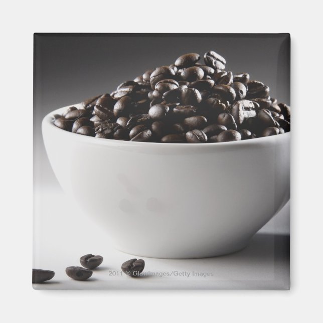 Nahes Auffüllen einer Schüssel mit Kaffeebohnen Magnet (Vorne)