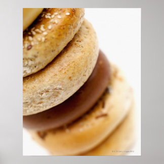 Nahes Auffüllen eines Stapels verschiedener Bagels Poster