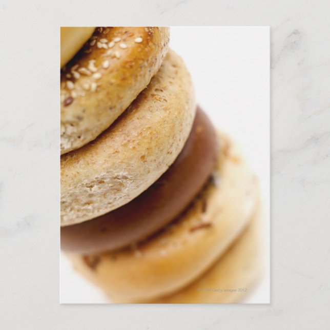 Nahes Auffüllen eines Stapels verschiedener Bagels Postkarte (Vorderseite)