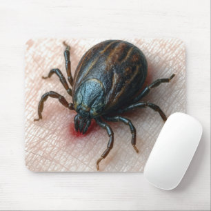 Nahes Aufkleben einer Tick On Human Skin Mousepad