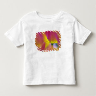 Nahes Aufsetzen der Unterseite der Tulpe-Blume, Ku Kleinkind T-shirt