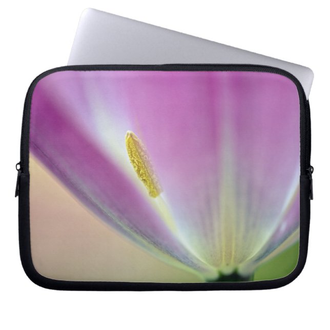 Nahes Aufsetzen der Unterseite der Tulpe-Blume, Ku Laptopschutzhülle (Vorderseite)