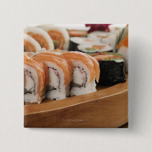 Nahes Aufsetzen von Sushi in einer Platte Button (Vorderseite)