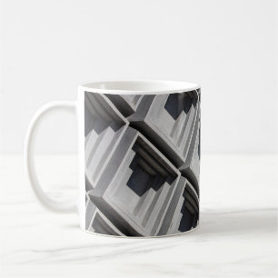 Nahes Foto aus grauem Gebäude Kaffeetasse