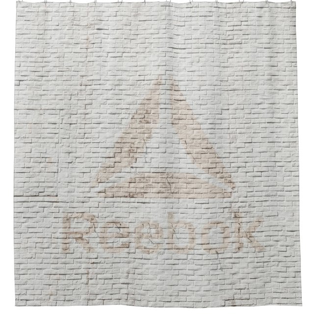 Nahes Foto des Reebok-Logos an der Wand Duschvorhang (Vorderseite)