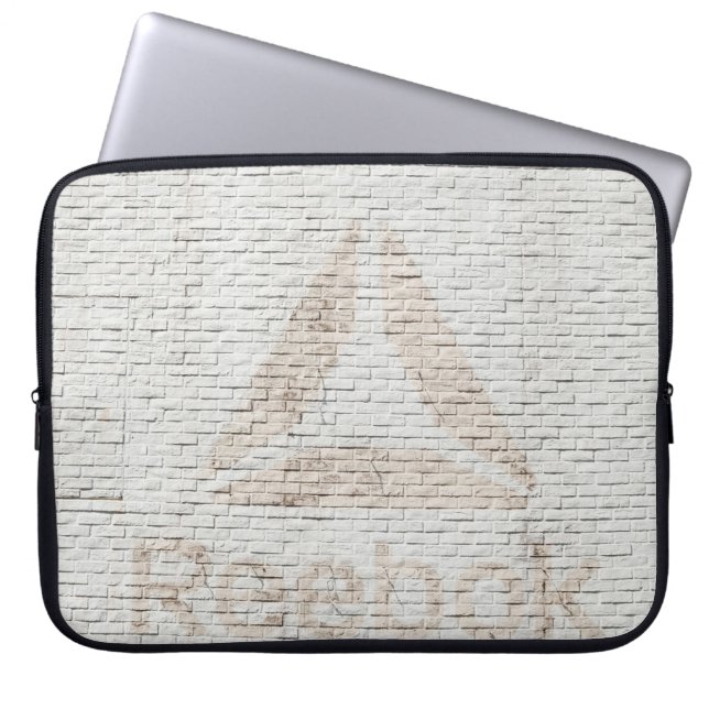 Nahes Foto des Reebok-Logos an der Wand Laptopschutzhülle (Vorderseite)