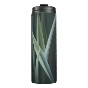 Nahes Foto von grünen linearen Blätter Thermosbecher