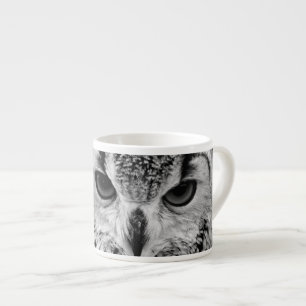 Nahes hohes Porträt der eurasischen Eagle-Eule Espressotasse