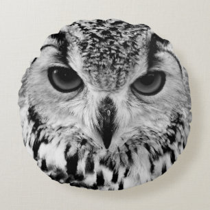Nahes hohes Porträt der eurasischen Eagle-Eule Rundes Kissen