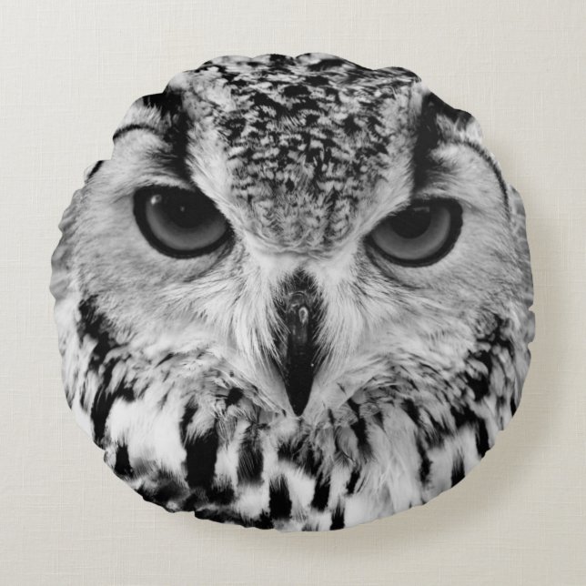 Nahes hohes Porträt der eurasischen Eagle-Eule Rundes Kissen (Vorderseite)