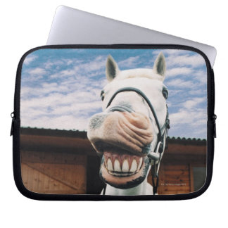 Nahes Pferd mit Mundöffnung Laptopschutzhülle