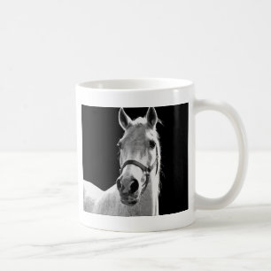 Nahes Schwarz-weißes Pferd in der Nacht Kaffeetasse