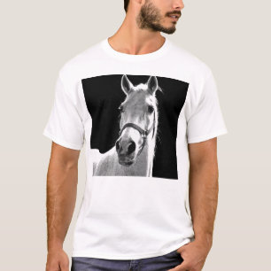 Nahes Schwarz-weißes Pferd in der Nacht T-Shirt