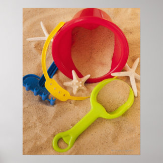 Nahes Spielzeug auf Sand Poster