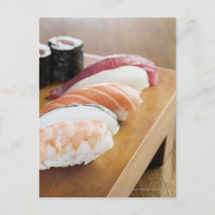 Nahes Sushi auf einem Tisch Postkarte