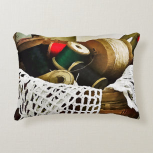 Nähkörbe mit Thread und Spitze Dekokissen